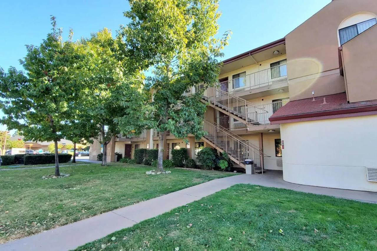 Hotel California And Suites, 2*